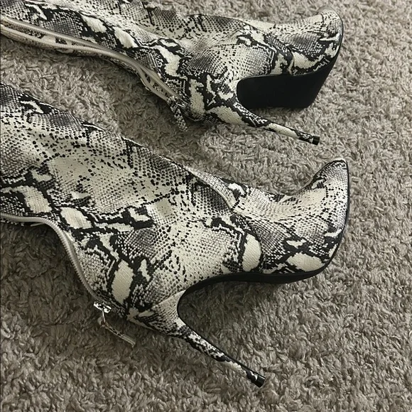 Steve Madden Boots - Picture 2 of 10